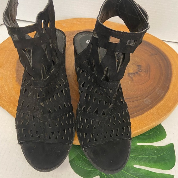 Nature Breeze Stenciled Cut Out Peep Toe Booties - Picture 4 of 11